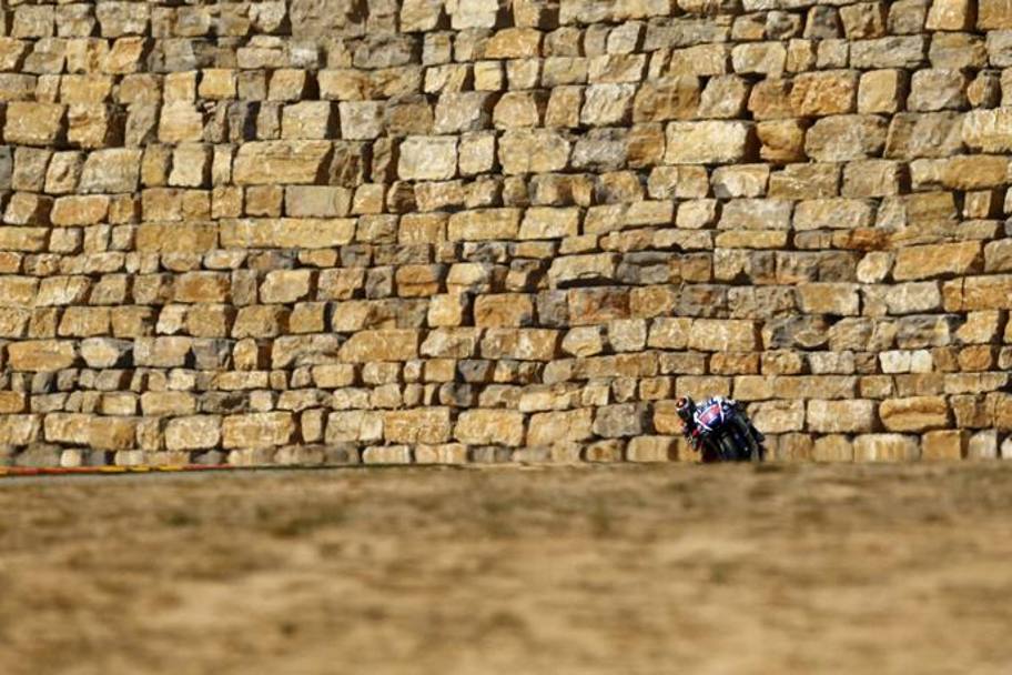 Lorenzo con lo sfondo del muraglione di Aragon, tipico della pista spagnola. Reuters